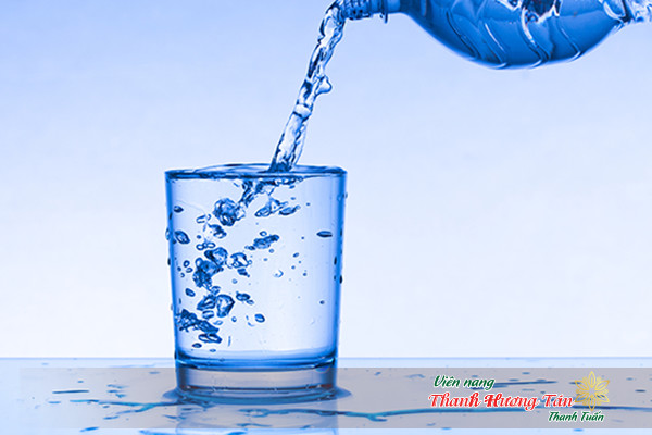 Uống thêm nước để giảm tình trạng đắng miệng
