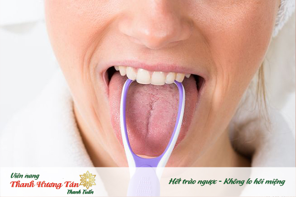 dùng đồ cạo lưỡi để khắc phục lưỡi trắng và hôi