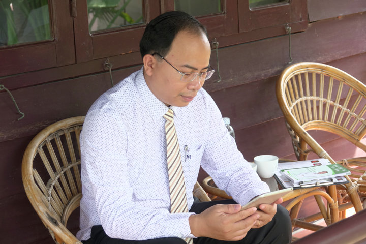 Thầy thuốc Nguyễn Thanh Tuấn tận dụng thời gian ngoài giờ tư vấn và giải đáp cho người sử dụng ứng dụng Thanh Tuấn Herbal