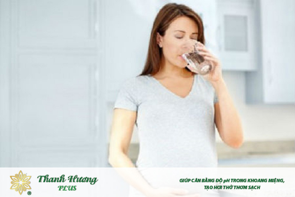 Uống nước đầy đủ giúp mẹ bầu cải thiện tình trạng đắng miệng hiệu quả
