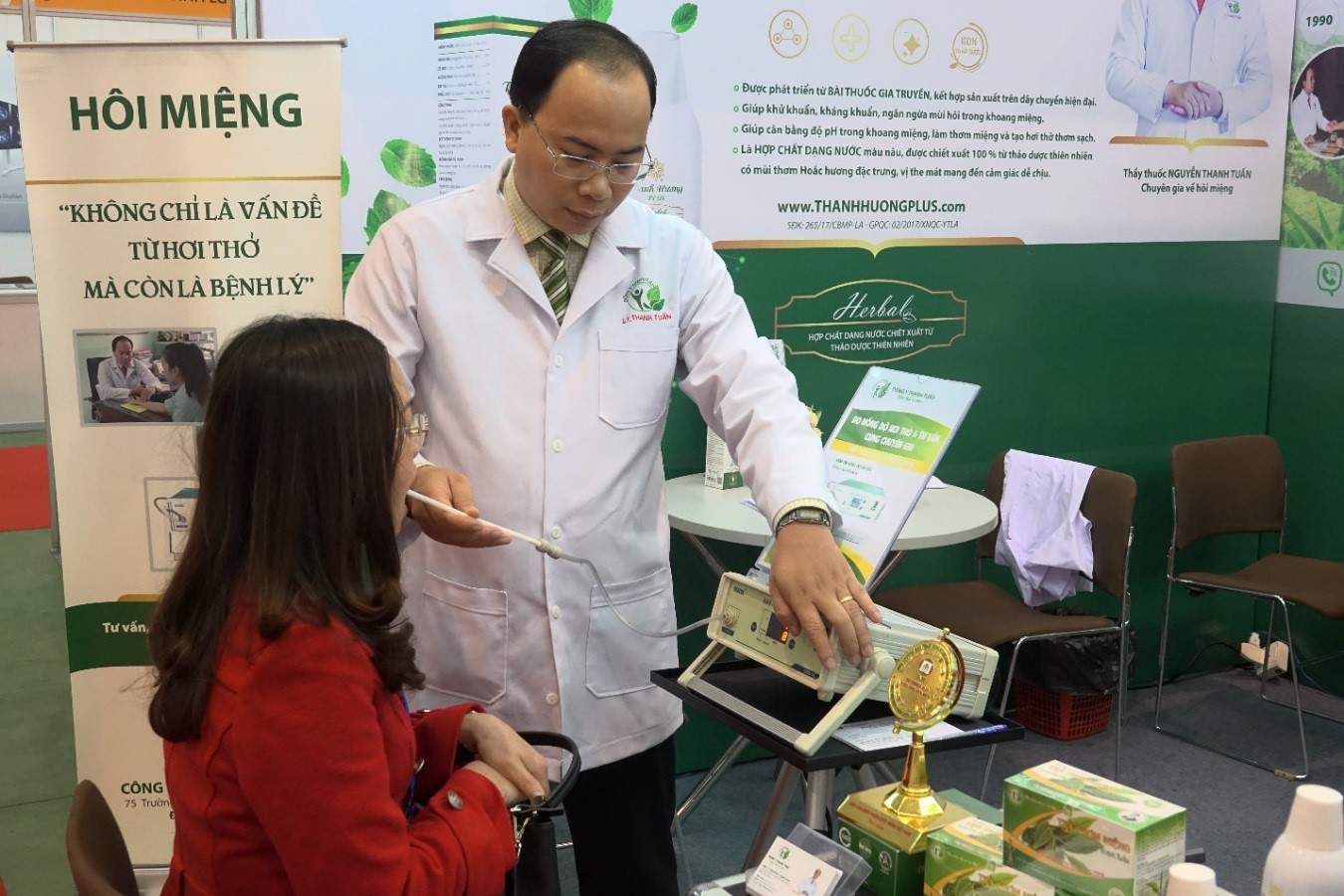Thầy thuốc Nguyễn Thanh Tuấn đo nồng độ hôi miệng cho bệnh nhân ở xa